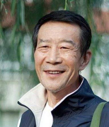 67岁李雪健因鼻咽病声带受损,说话口齿不清,握紧拳头气势十足_时候