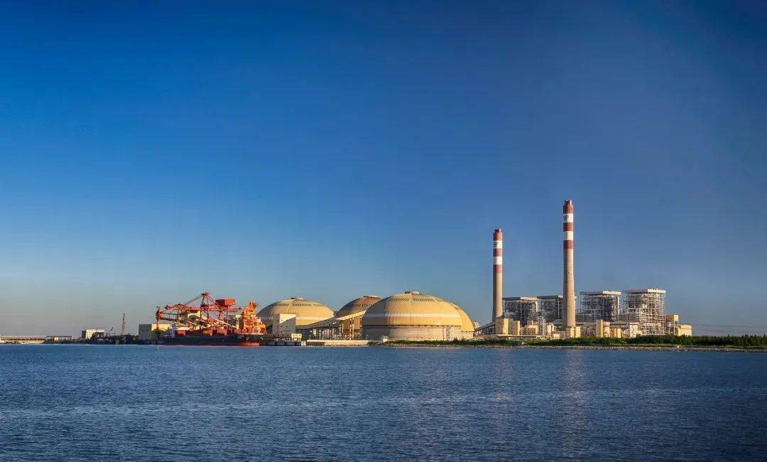 除了长期受到海洋大气的影响,电厂本身产生的co2,so2以及煤灰粒子对钢