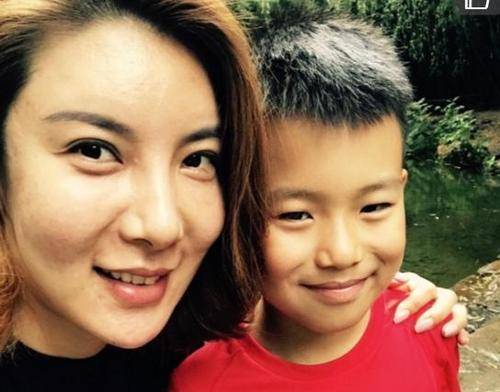 曾经满脸痘痘的奥运冠军杜丽,嫁师弟后已生娃10年,39岁气质十足_庞伟