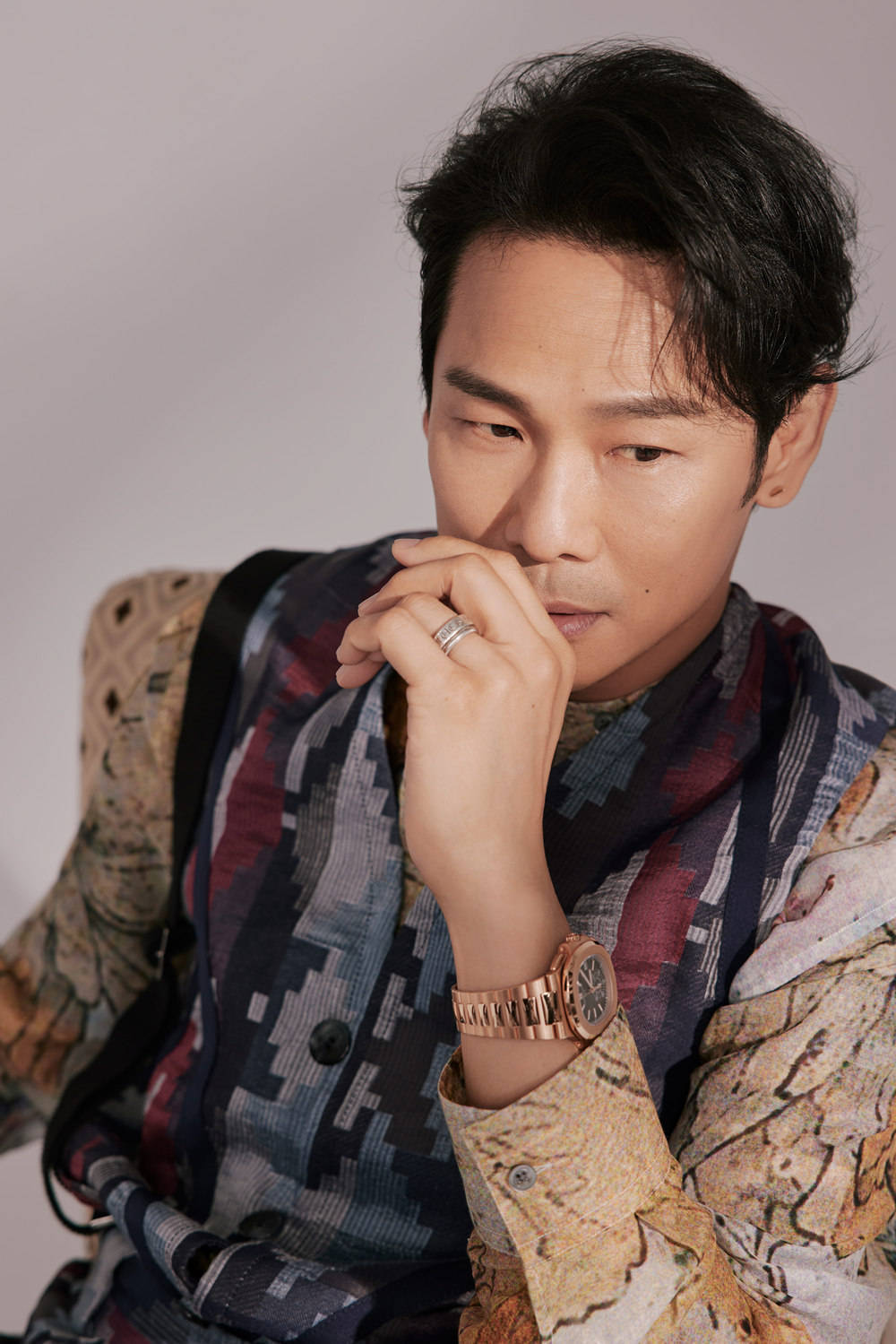 原标题:杜德伟印花风写真释出 成熟优雅气质尽显