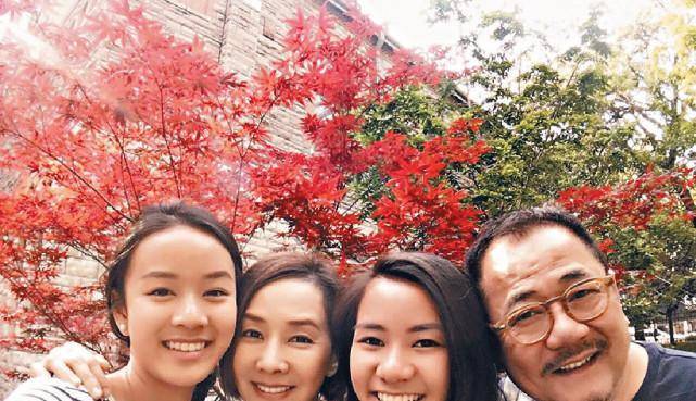 毛舜筠和女儿造惊喜为老公庆生 寿星搂着两位心爱的女士幸福合影