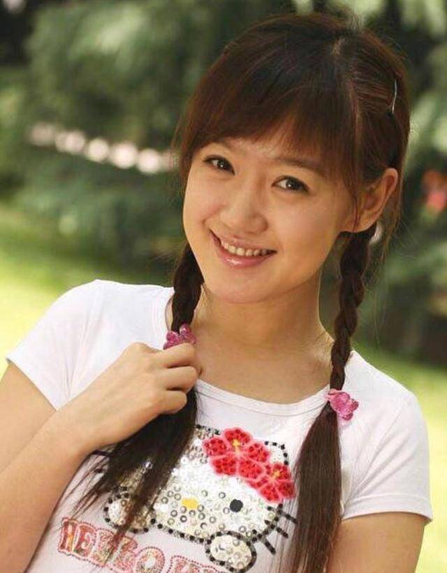 相信大家对薛佳凝在《粉红女郎》里哈妹那个角色记忆深刻吧,年轻时候