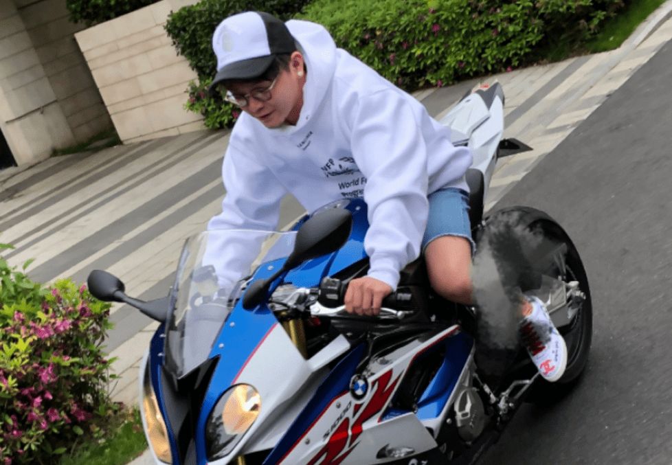 魔都四少蒋鑫:千万豪车随意买,一顿饭近百万,还没父亲败家?