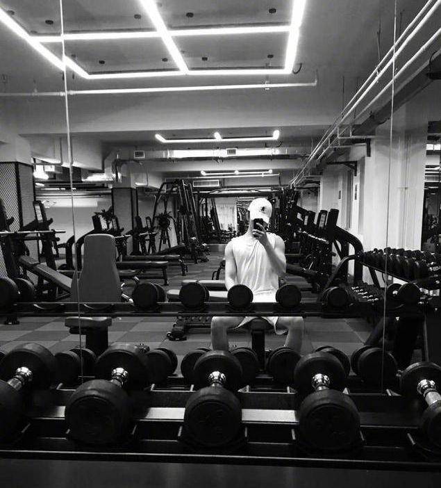 粉丝夸蔡徐坤腹肌迷人,网友:这也叫腹肌?_健身_身材_肌肉