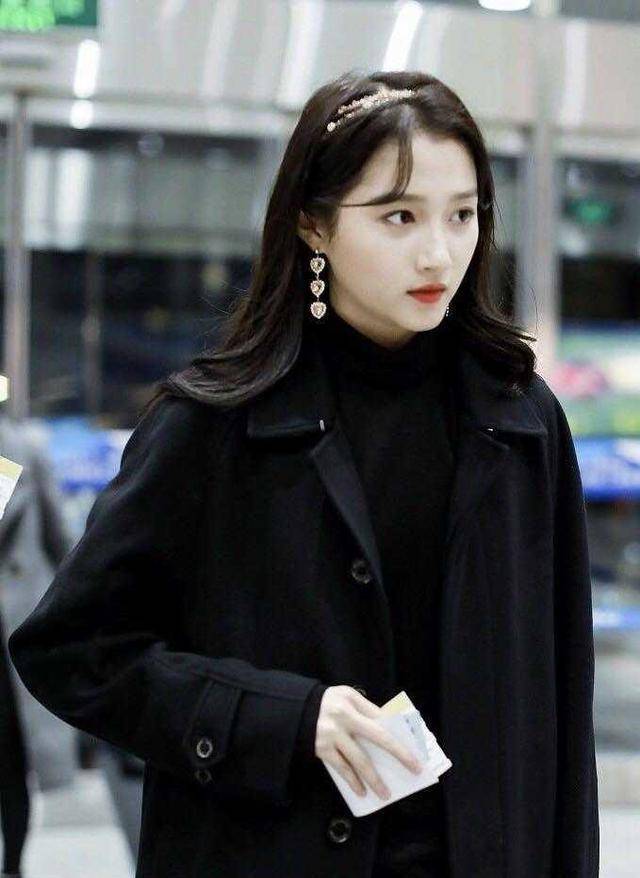 关晓彤越来越有"名媛范",黑色大衣简单利落,亮钻发卡精致甜美_的设计