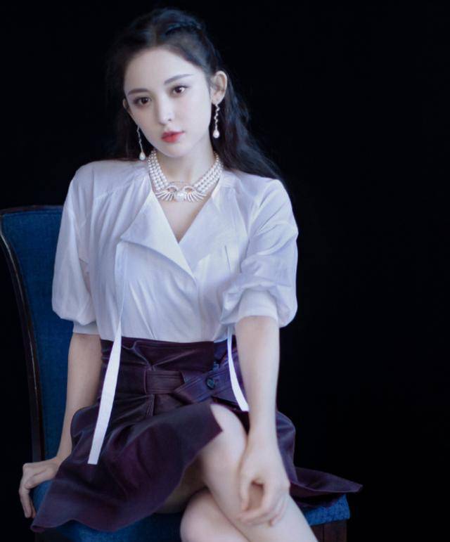 古力娜扎为证自己腿细,"毒液靴"出行,这腿没被上帝吻过_娜莎_白色_穿