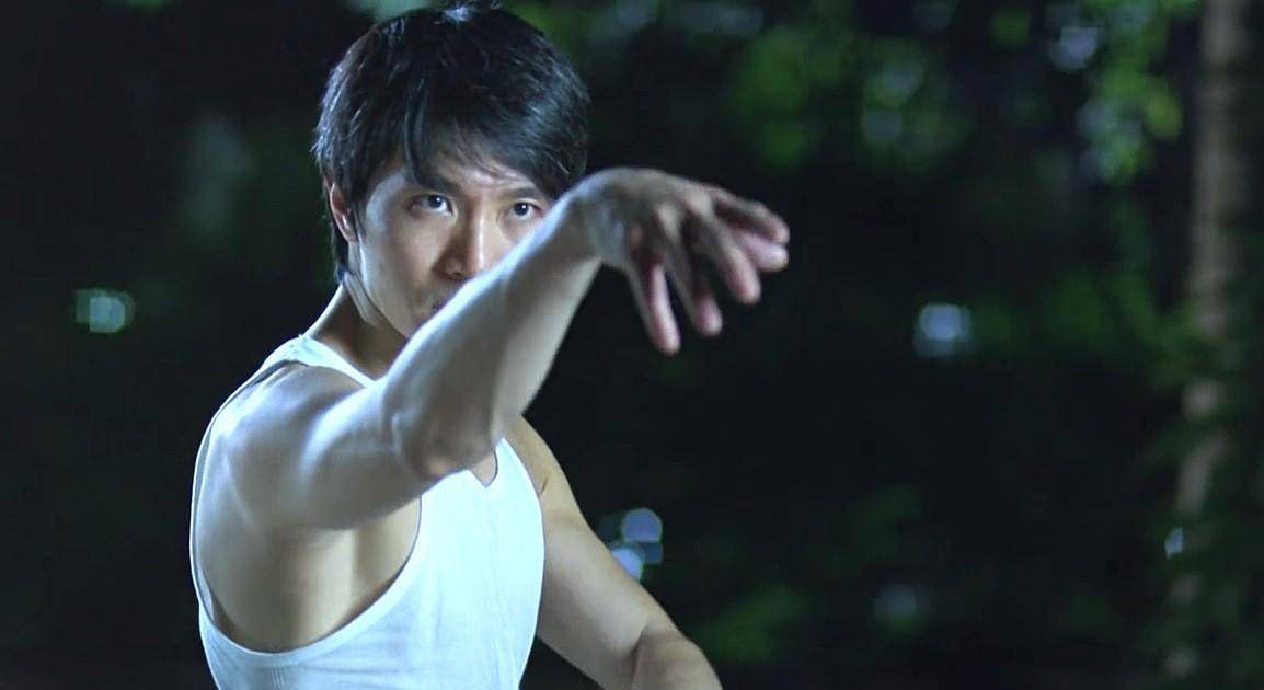 周星驰在电影里模仿李小龙的片段,模仿神情,动作和片段致敬偶像_武