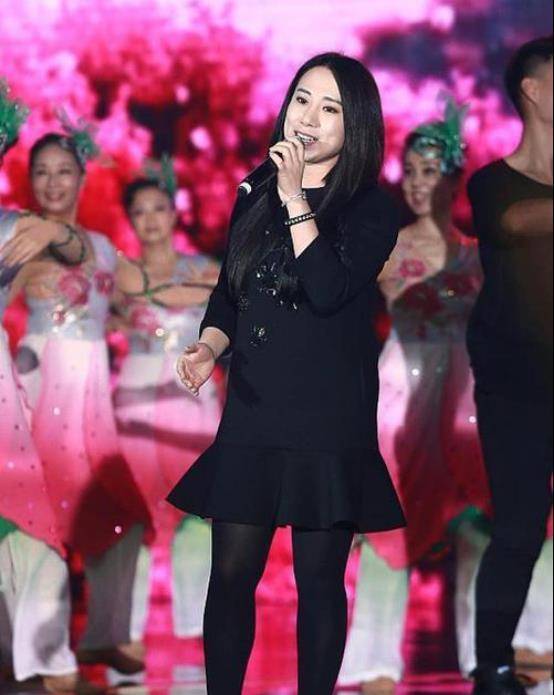 年龄大的女演员都逃不过脸部松弛的状态,所以在视频中能看的出来丫蛋