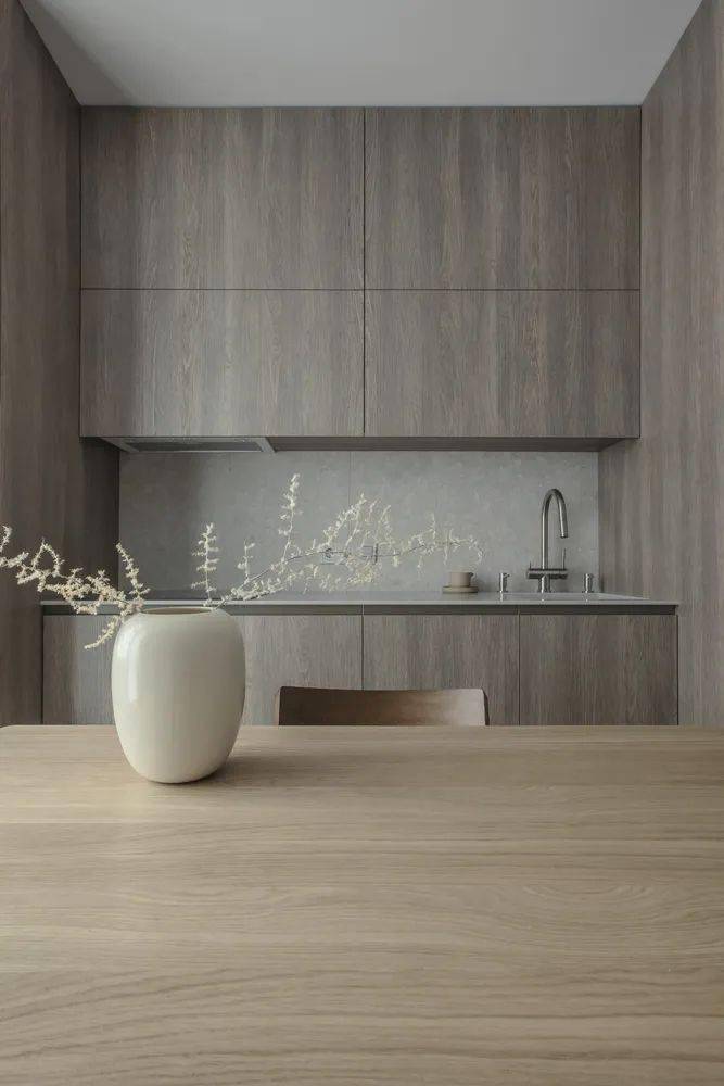 白橡树镶板在整个地板上放置,结合深色家具,它产生了柔和的对比度.