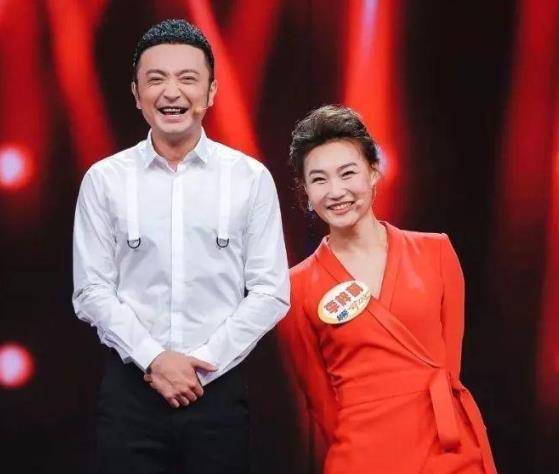 央视李梓萌44岁仍单身,曾被误会和刚强是一对,节目飚东北绕口令_姐姐
