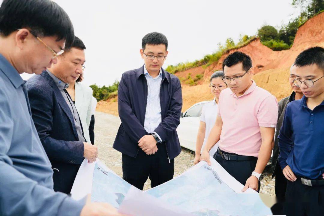 11月23日上午,区长李宏泰带队调研土楼新村安置点规划建设工作.