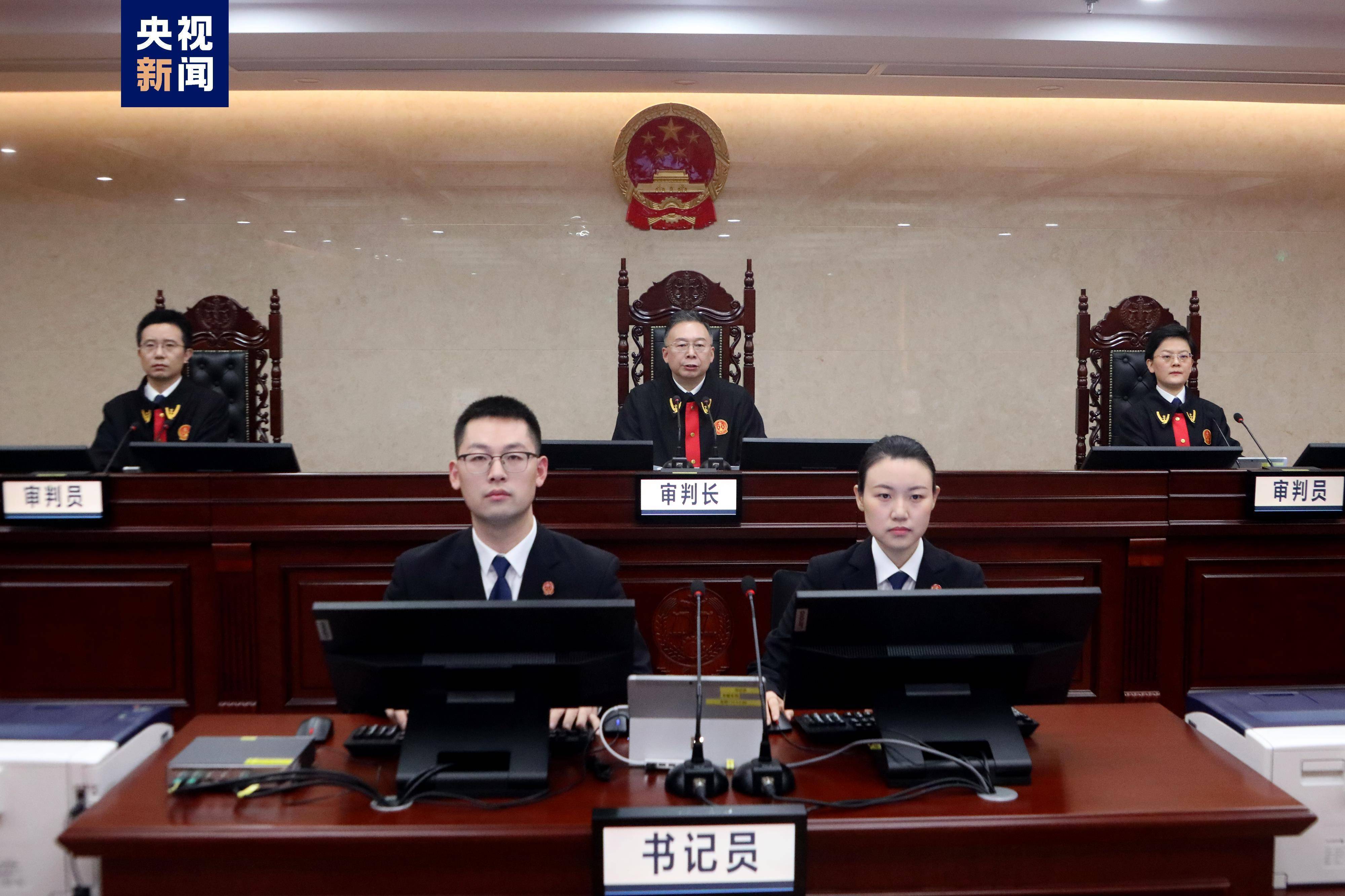 2006年至2018年,被告人彭波利用担任中央外宣办网络新闻宣传局副局长