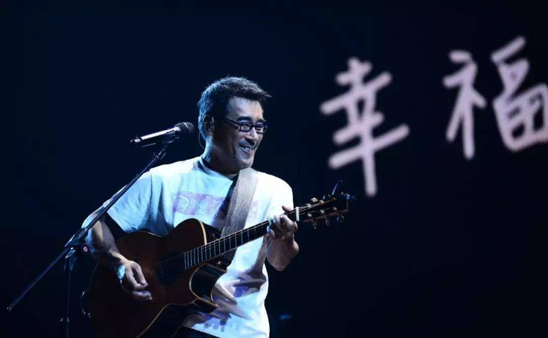 63岁李宗盛罕见露面分享近况,满头白发身形硬朗,穿背心胳膊粗壮_吉他