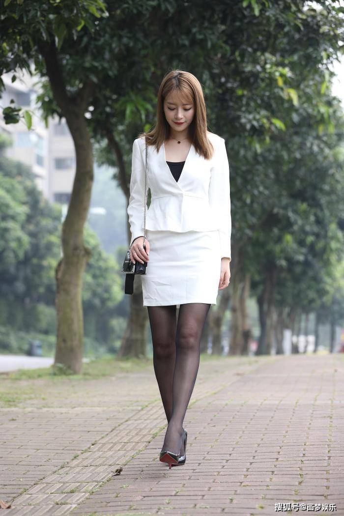 穿职业装的美女,黑丝搭配制服,不同的搭配总是可以有多样的感觉_丝袜