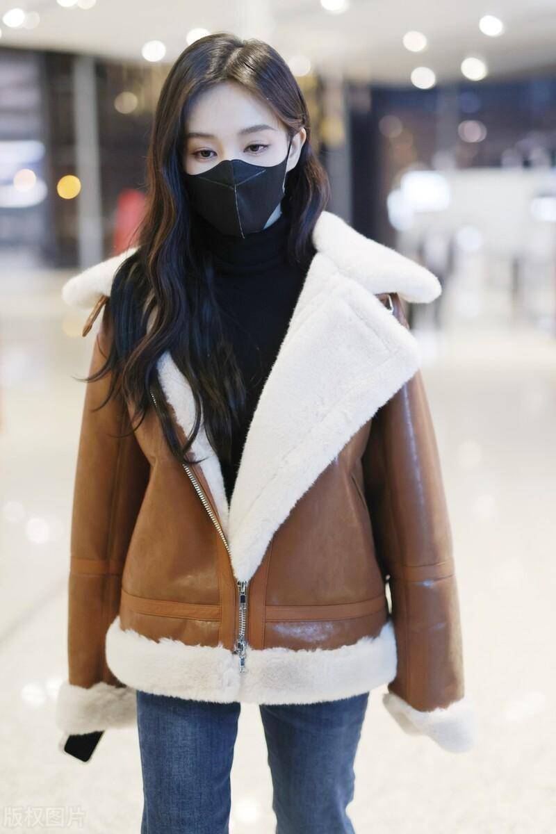 李一桐最新机场街拍,皮毛一体外套 蓝色牛仔裤,气质十足_时尚_黑色