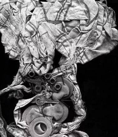 冷军的这幅《丰碑》,从整体来看画面感是非常强的,有一种无法言说的