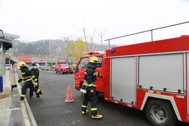 疏散引導員第一時間組織被困人員進行逃生聽到警報聲消防控制室值班