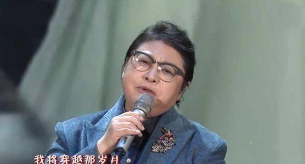 韩红暴瘦后现身机场!被4个保镖围住显娇小,穿着太年轻不似49岁