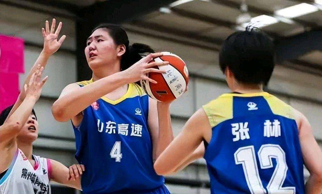 再来看看中国女篮中非常出色的球员张子瑜