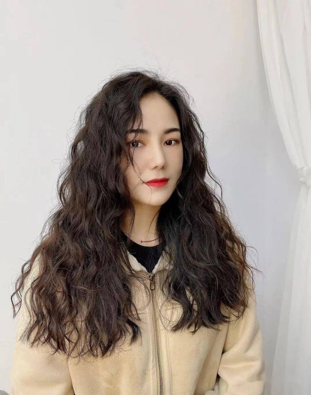 非常有甜美感搭配空气刘海修饰脸型适合圆脸鹅蛋脸长脸和方脸的女生