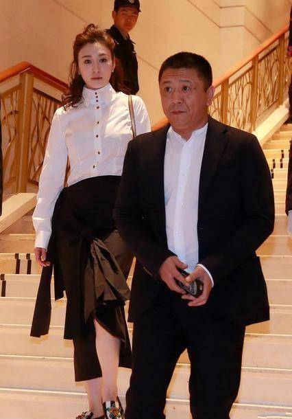 李小冉与老公亮相,制片人老公穿西装气场真强,她穿着简单成跟班_基础