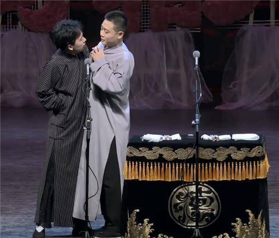 德云社封箱栾云平搭档郭麒麟,果然是郭德纲真传,父子俩神同步_何沄伟