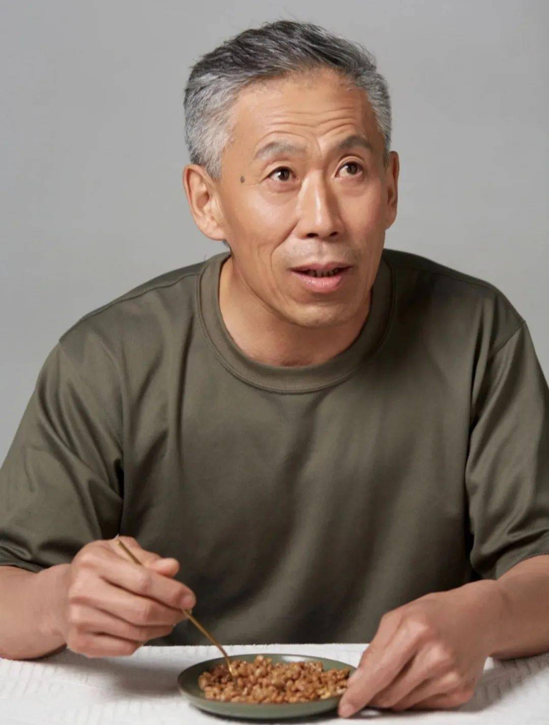 刷盘子的大爷,成探店网红了