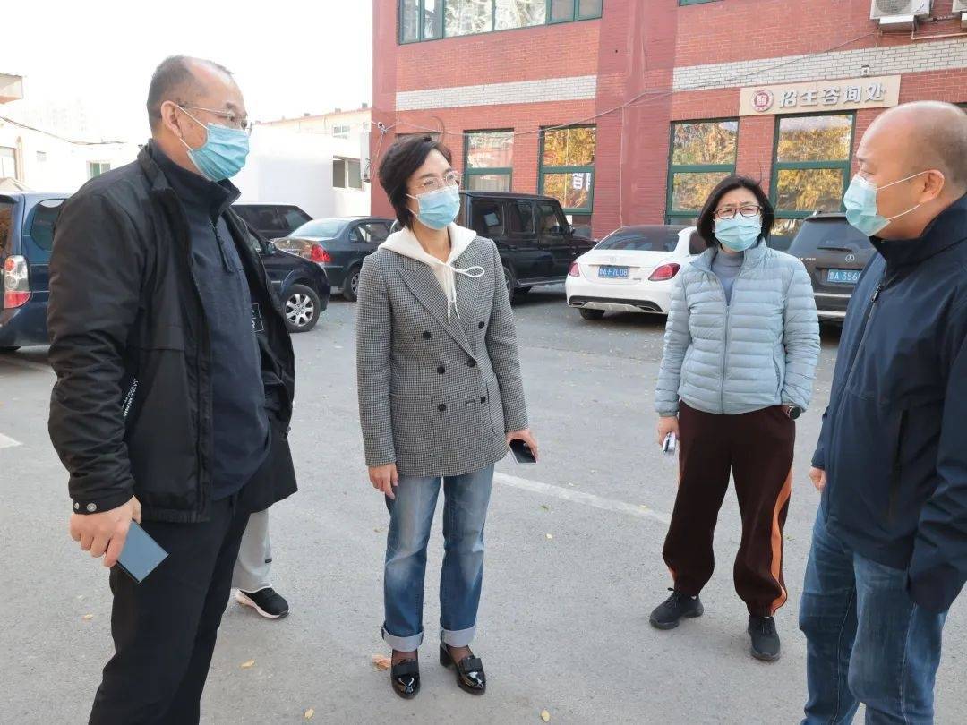 区委教育工委常务副书记,区教体局局长,党组书记孟丽华督导检查校园