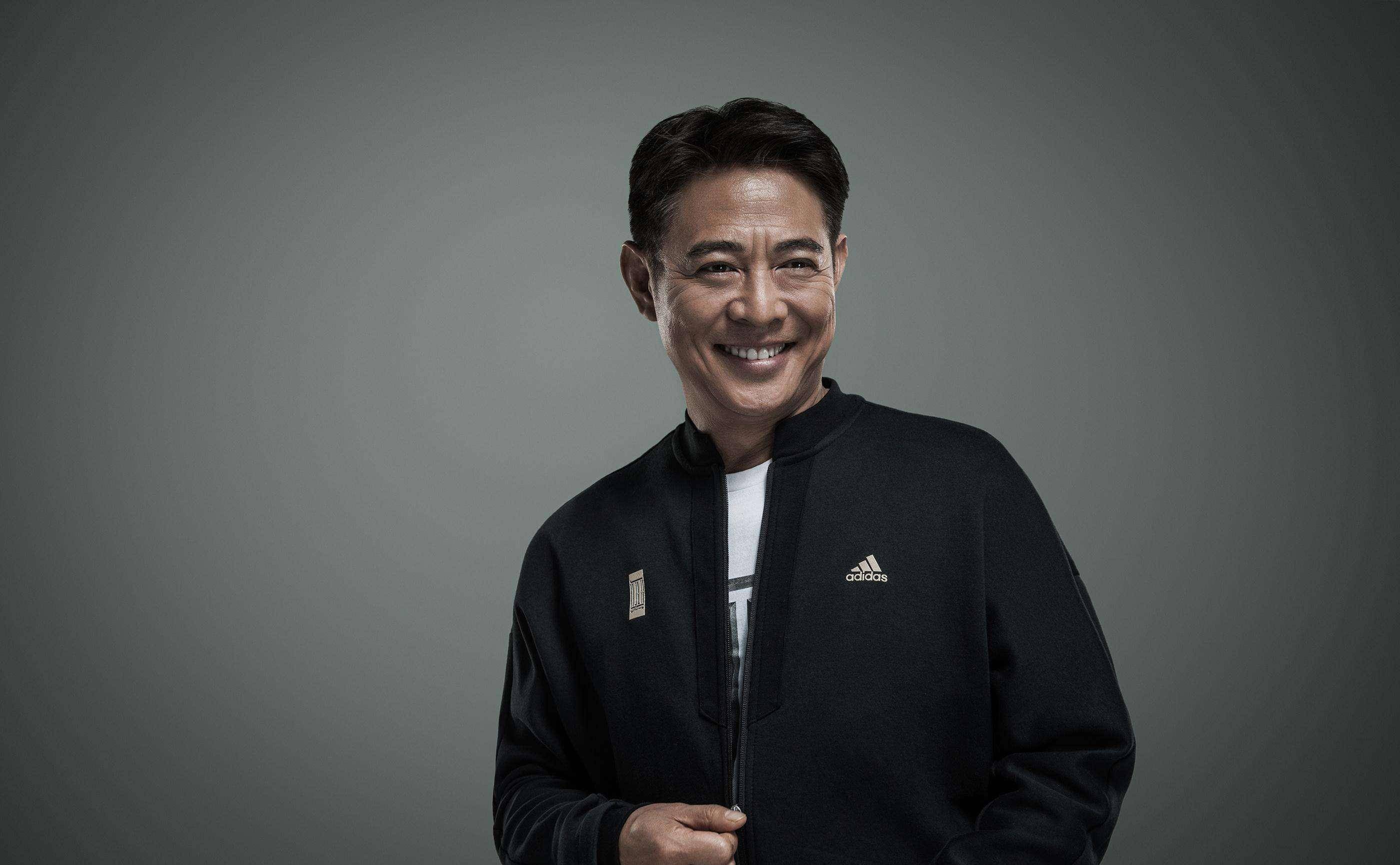 李连杰携女儿罕见现身,父女三人同框画面温馨,利智没有现身_照片_生日