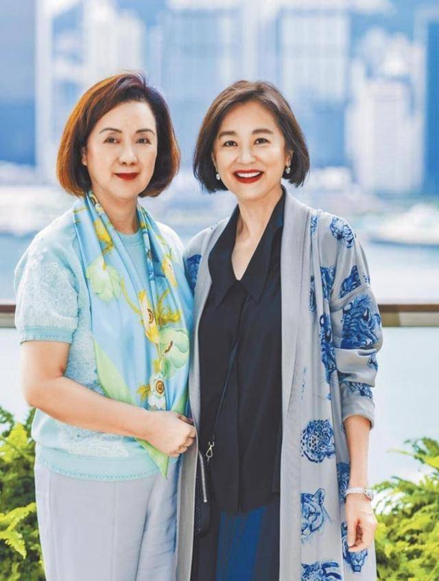 林青霞与女朋友聚会,站在c位,穿着长裙,红唇,魅力不减_甄珍_女神_汪玲