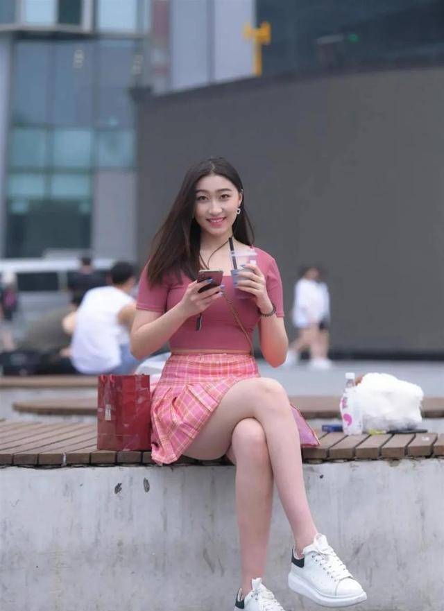 美女穿着粉色短裙,高风显长腿,嫩白_款式_时候_衣服