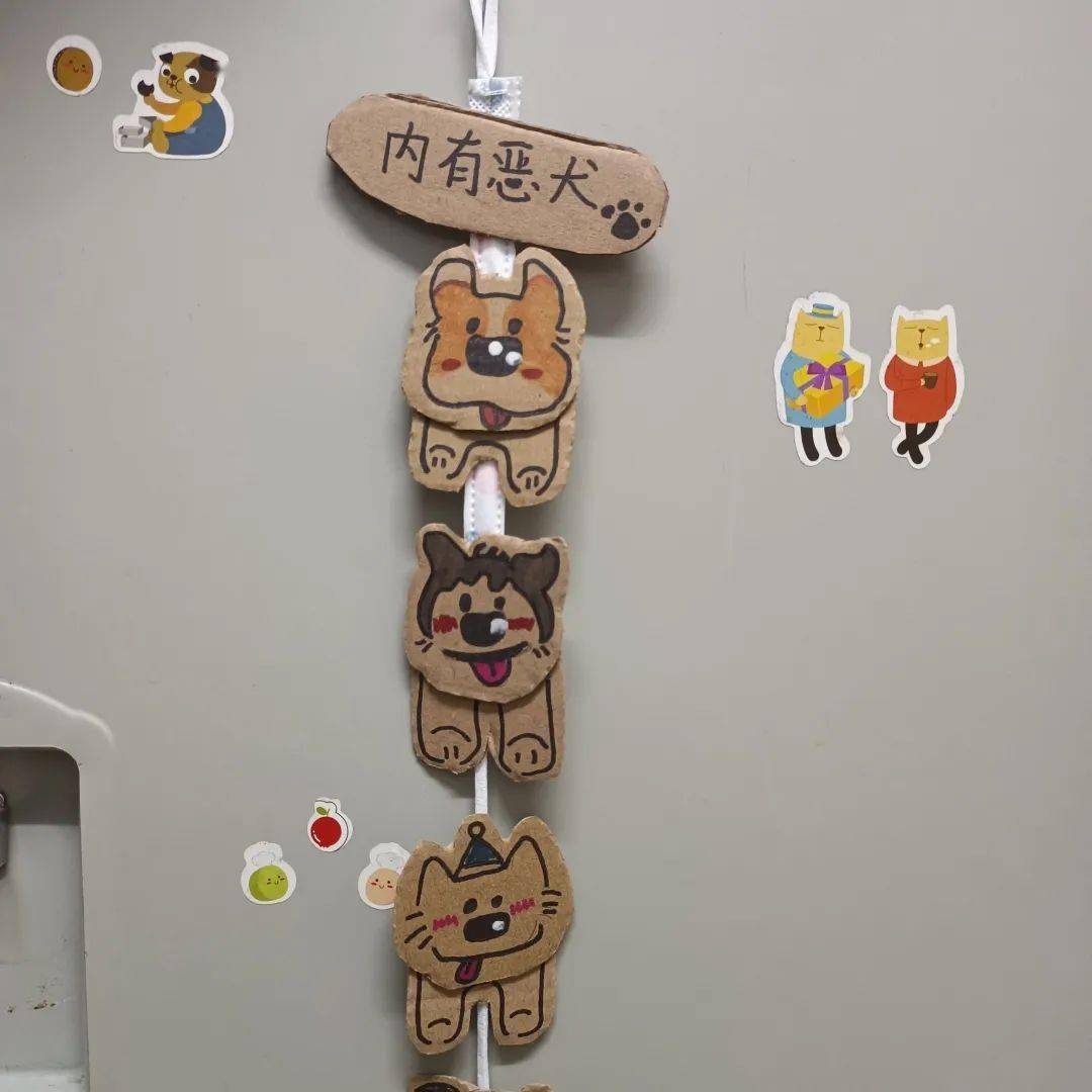 (左右滑动查看更多)03 站岗小蜗谁家宿舍没只吉祥物了蜗牛和生活也很