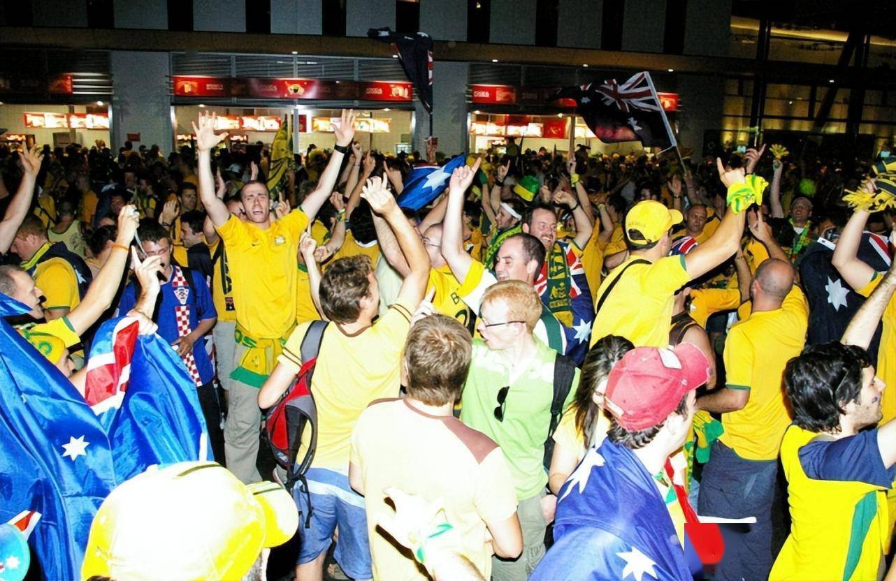 在墨尔本,澳大利亚球迷再次疯狂庆祝!