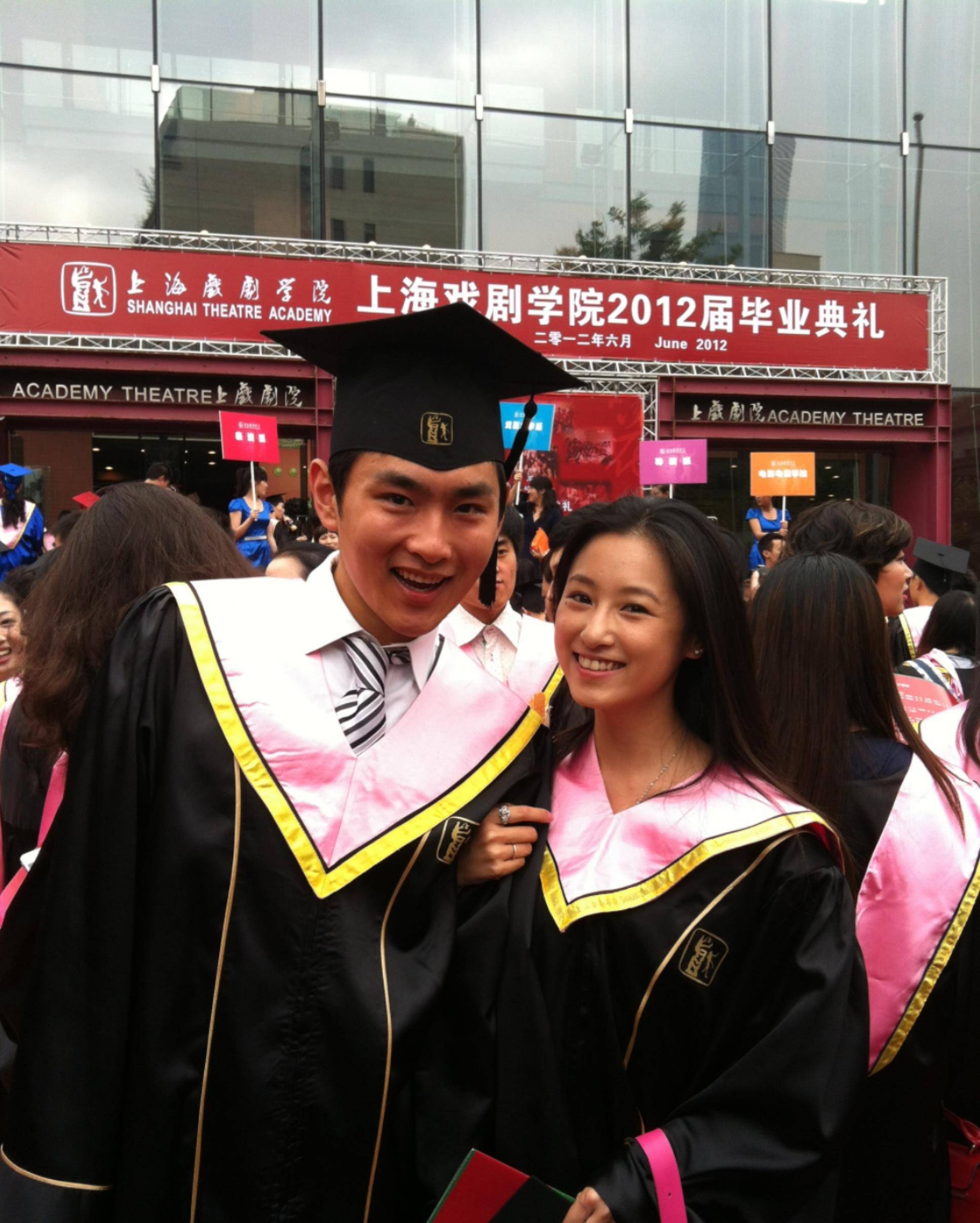 王彦霖晒与女友清纯毕业照大方承认恋情,此前曾转发李一桐博文早有