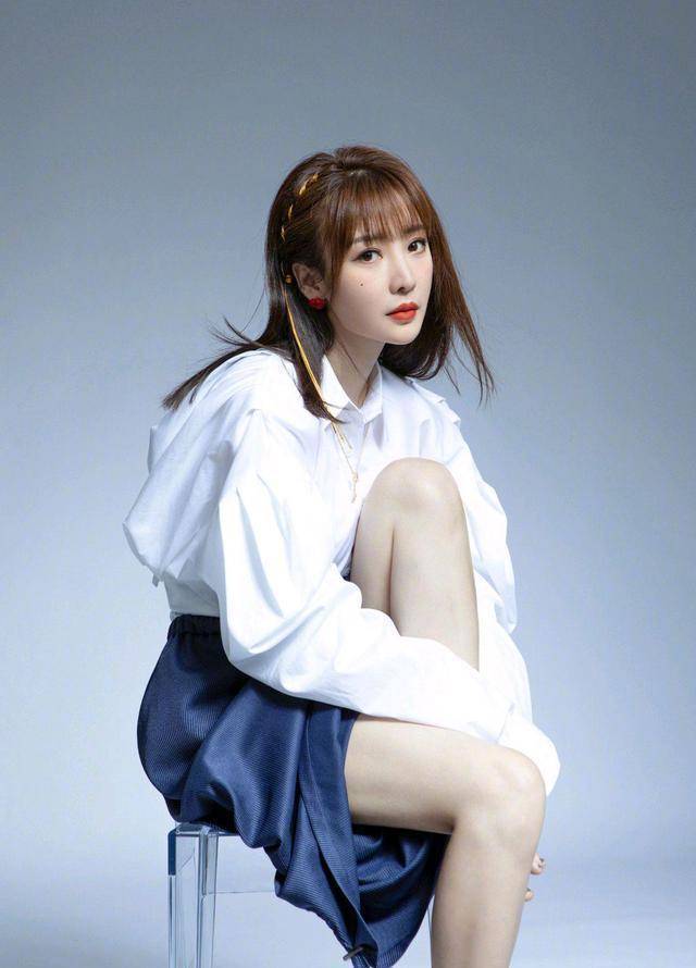 柳岩越来越美了,经过高级服装的衬托,哪里能看得到40岁的影子?