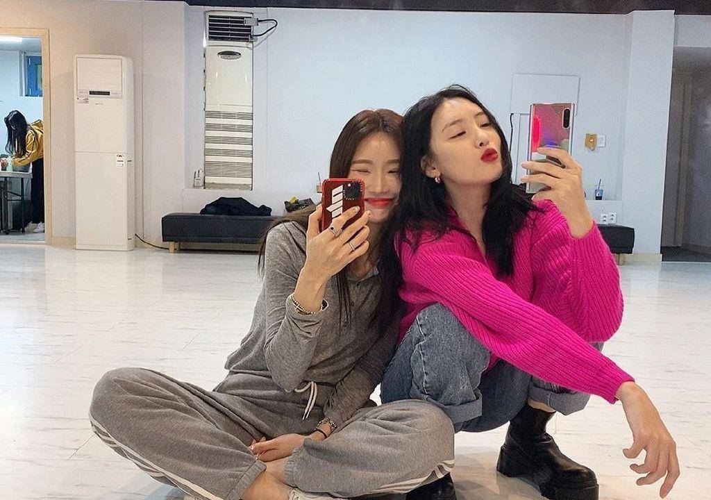 都说丑的玫红色造型,李宣美和金泫雅却抢着穿?谁才是真正时髦精