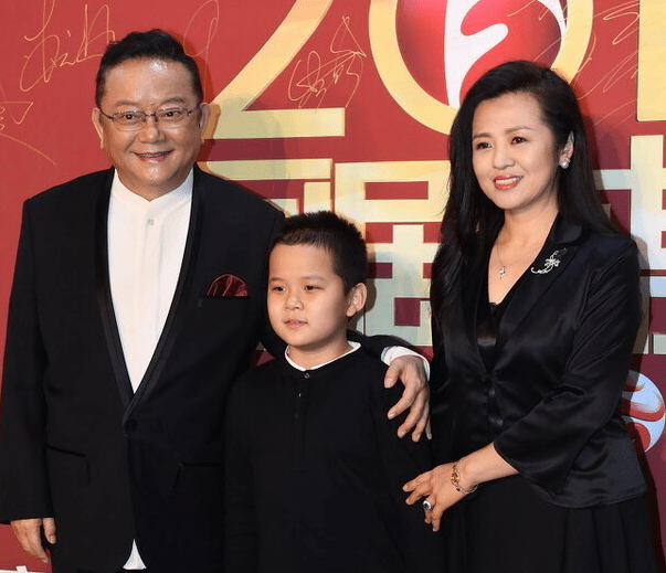 2008年111月份,王刚的女儿王婷婷又给他生下一个混血外孙!