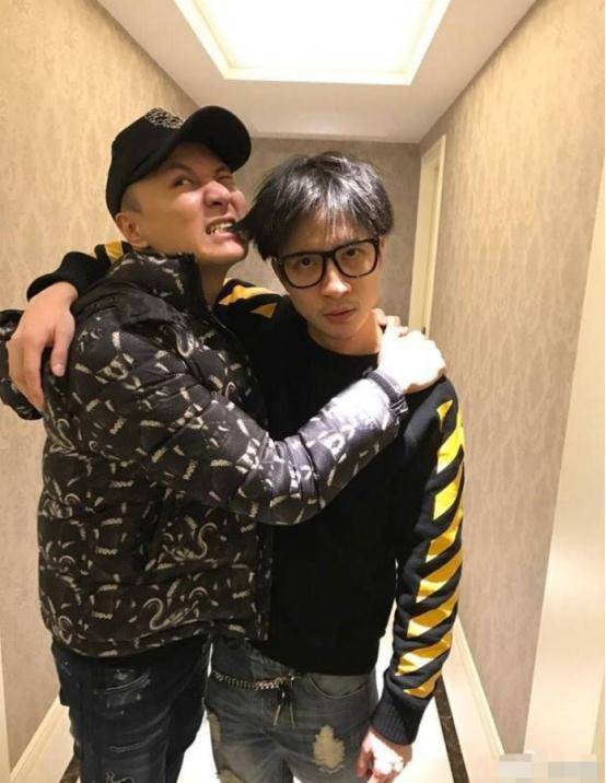 42岁朱桢捧场薛之谦演唱会,俩人是16年好基友,二婚妻子神似倪妮