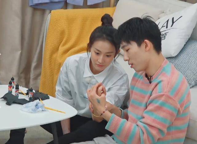 《女儿3》于家翊给张豆豆戴眼罩,进屋打开礼物,女生很难不心动_星空