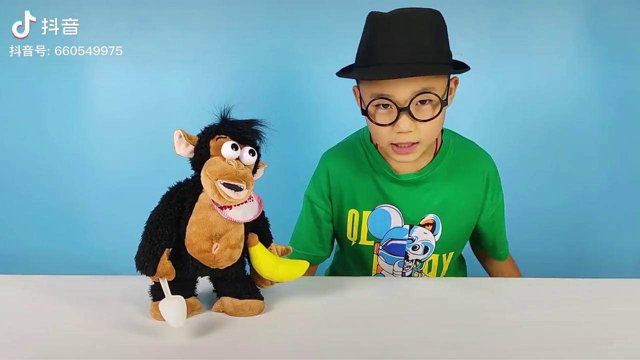 猴子玩具给小泽变出旋转灯光小飞机玩具,小泽和泰伽奥特曼一起玩