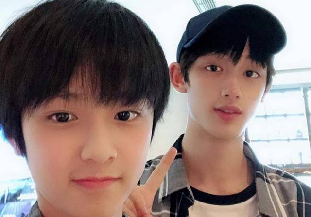 而刘耀文在心里并没忘记哥哥丁程鑫对自己照顾和付出,小时候的耀文被