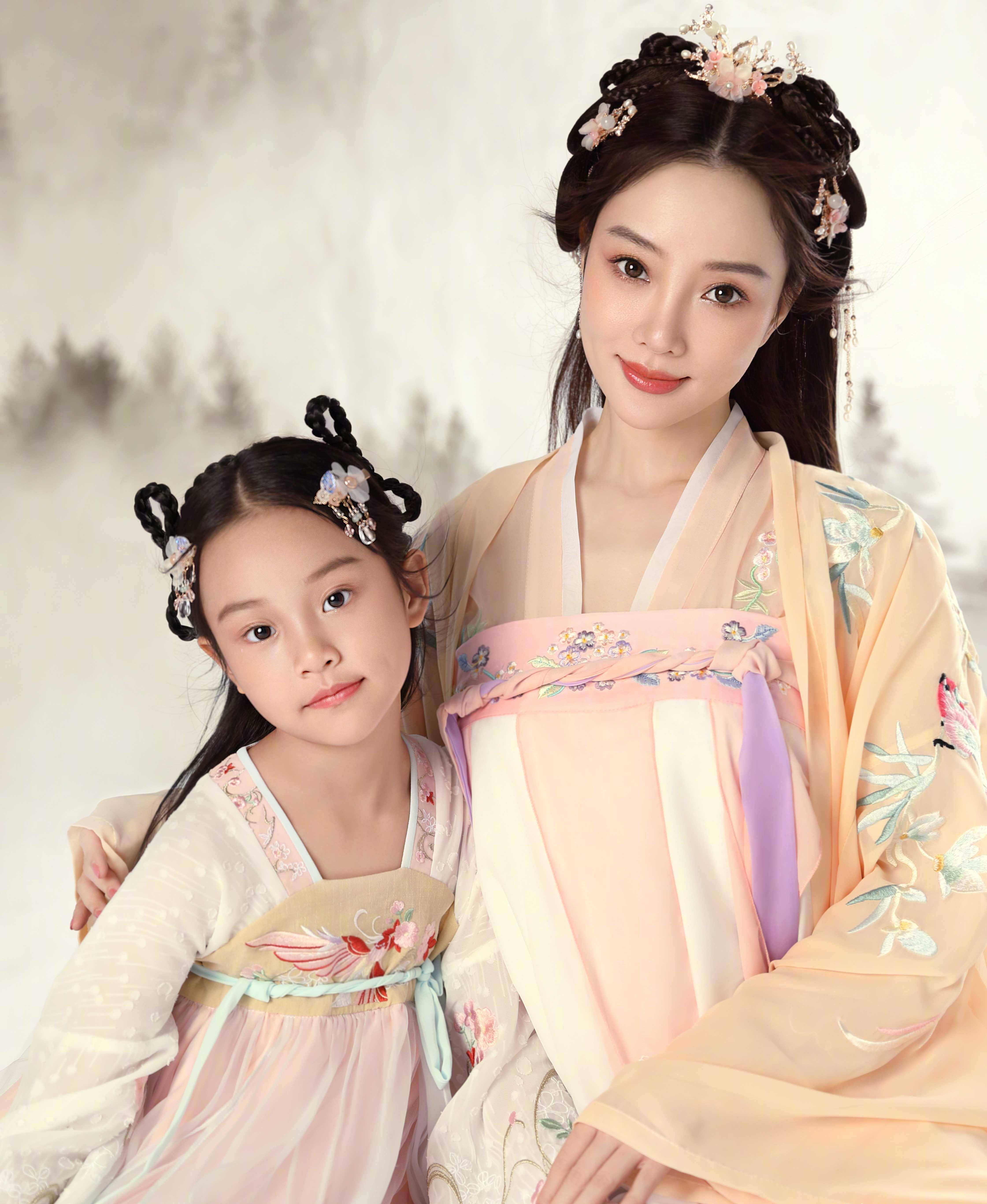 李小璐,贾乃亮分别为女儿庆生,8岁甜馨身穿旗袍造型曝光_孩子_妈妈