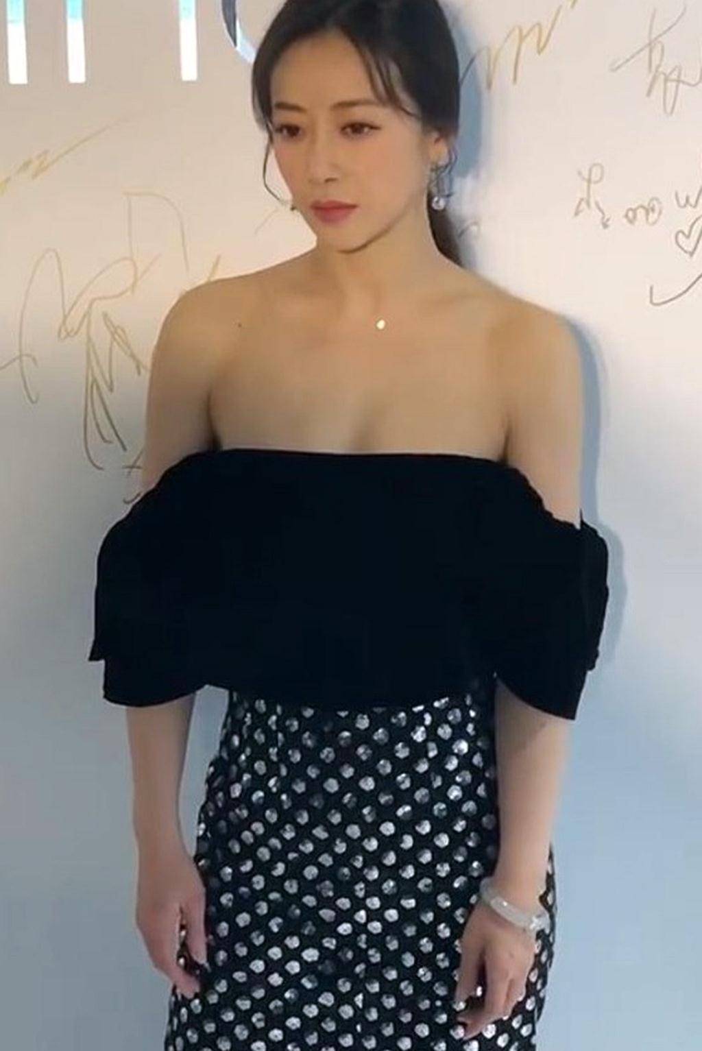 陈紫函真有料,深v衬衣配高腰时尚裙凹凸感十足,美出新高度!