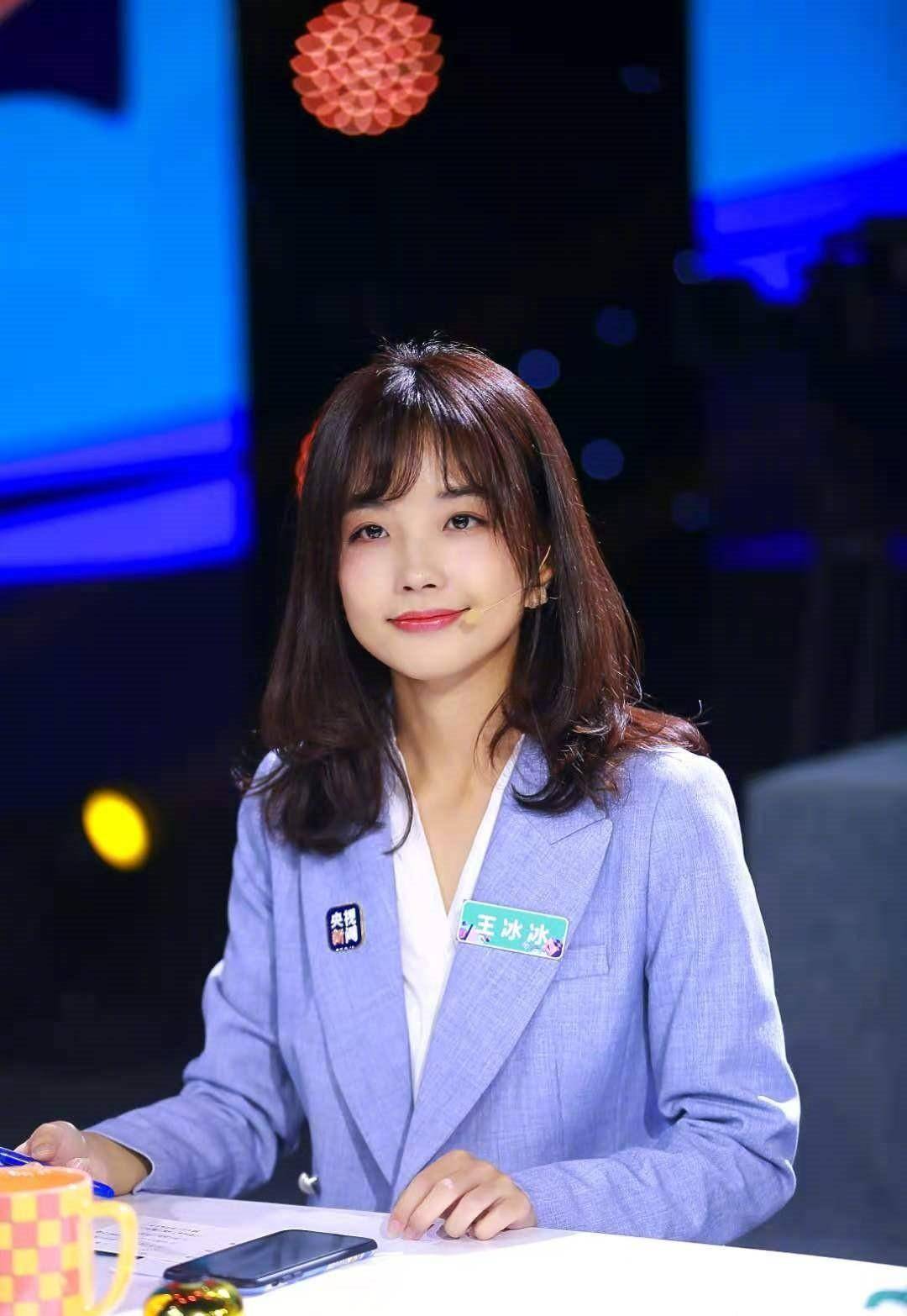 垂眸的王冰冰也有着浓密的睫毛,无论是正面颜值还是