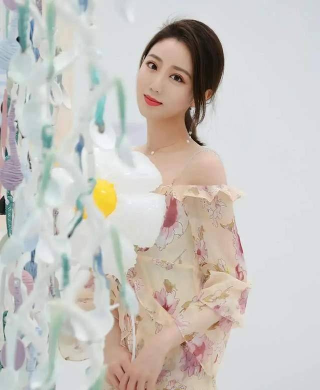 央视新晋女主持,颜值才华并存,生活充满正能量,网友:宝藏女孩_余露莹