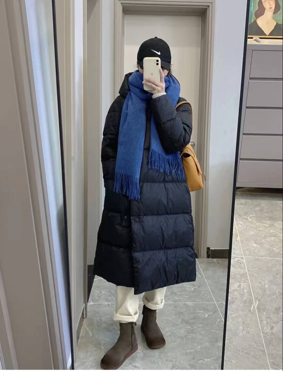 这件轻盈的黑色长款羽绒服真的好暖和,搭配蓝色围巾把黑色羽绒服提亮