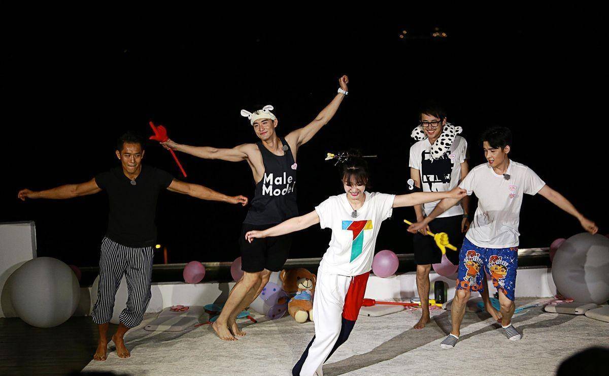 运动会开幕式男生跳女团舞,动作柔韧丝滑,引发全场尖叫_舞蹈_女生