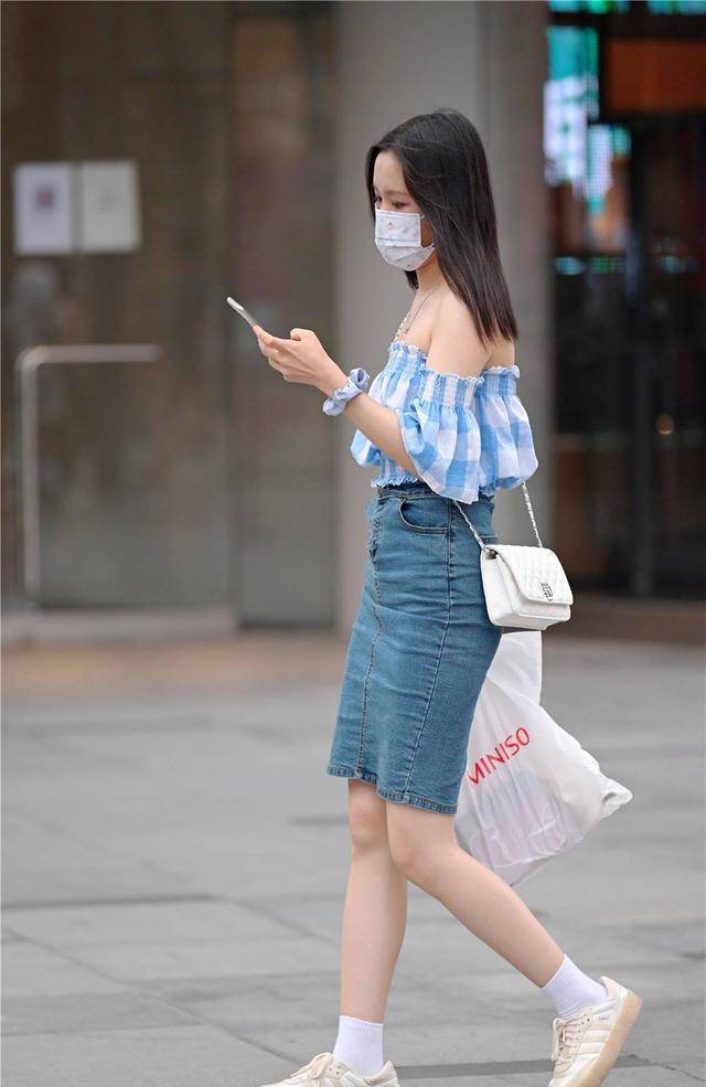 很多美女开始搭配牛仔短裙,夏季搭配牛仔裤,还是比较热的,牛仔短裙,却