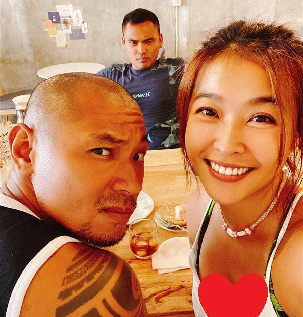 晒二人山上合拍恩爱照,感谢对方体贴照顾_梁云菲_时间_祝福