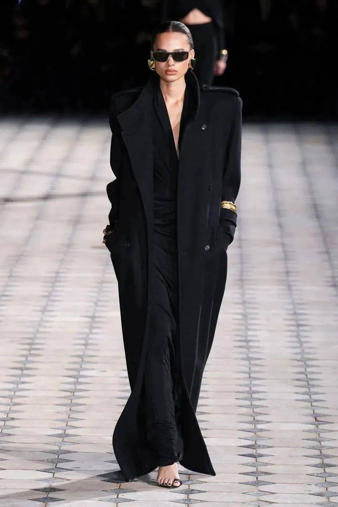 今冬最火30 套黑色大衣穿搭模版来了!照着穿,时髦又惊艳!